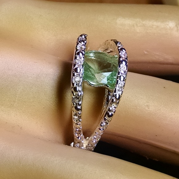 Beautiful Green Rhinestones Sexy Stylish Ring